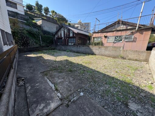 どう使う？細道の先の更地